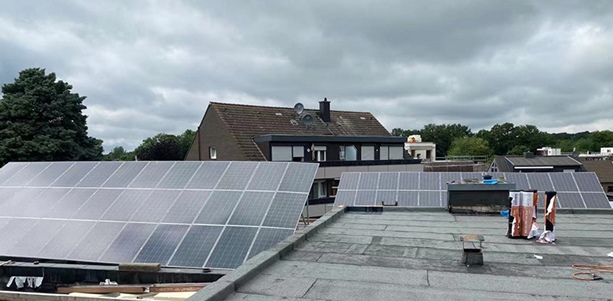 Sistema de energía solar híbrido de 20 kW en un tejado plano de Letonia
